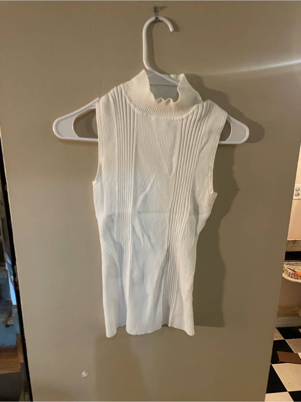 dressbarn White Ribbed Sleeveless Mock Neck tank top